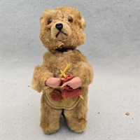 lysebrun-plys-bamse-strikkende-gult-forklaede-optræk-nøgle-gammelt-mekanisk-legetoej
